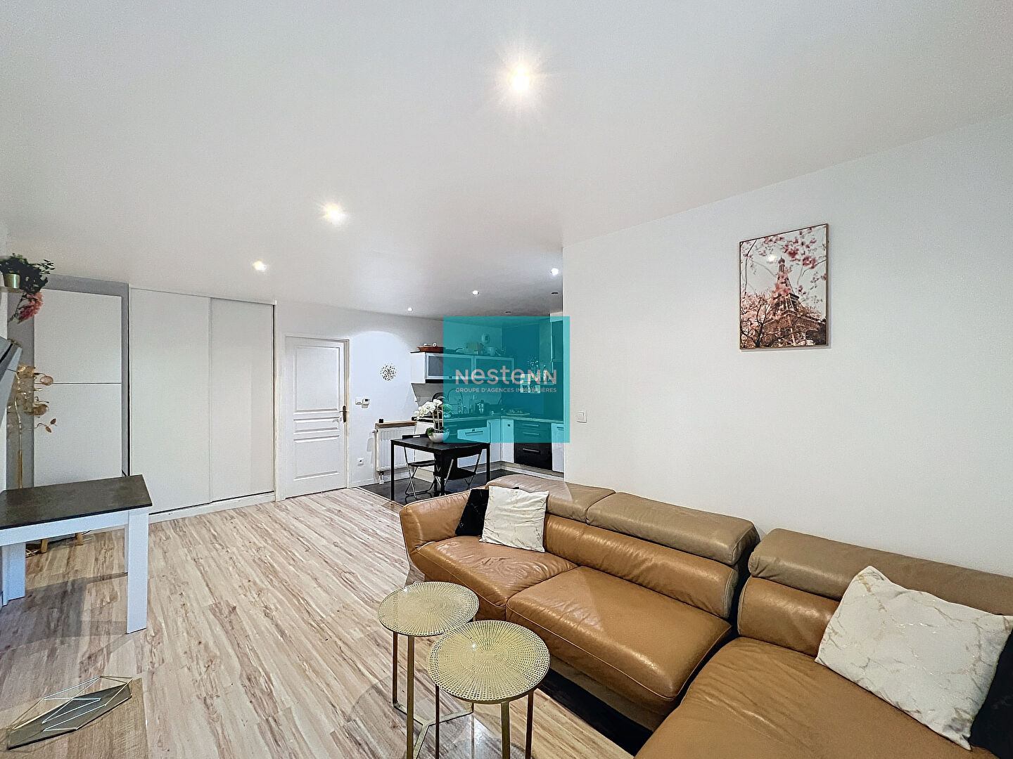 À vendre un appartement à Franconville de 4 pièces de 83 m² avec 3 chambres. Résidence Carré Confidence, proche de toutes commodités (écoles, commerces, gare, axes autoroutiers A15/A115). avec deux terrasses et un jardin et une place de parking en sous-so