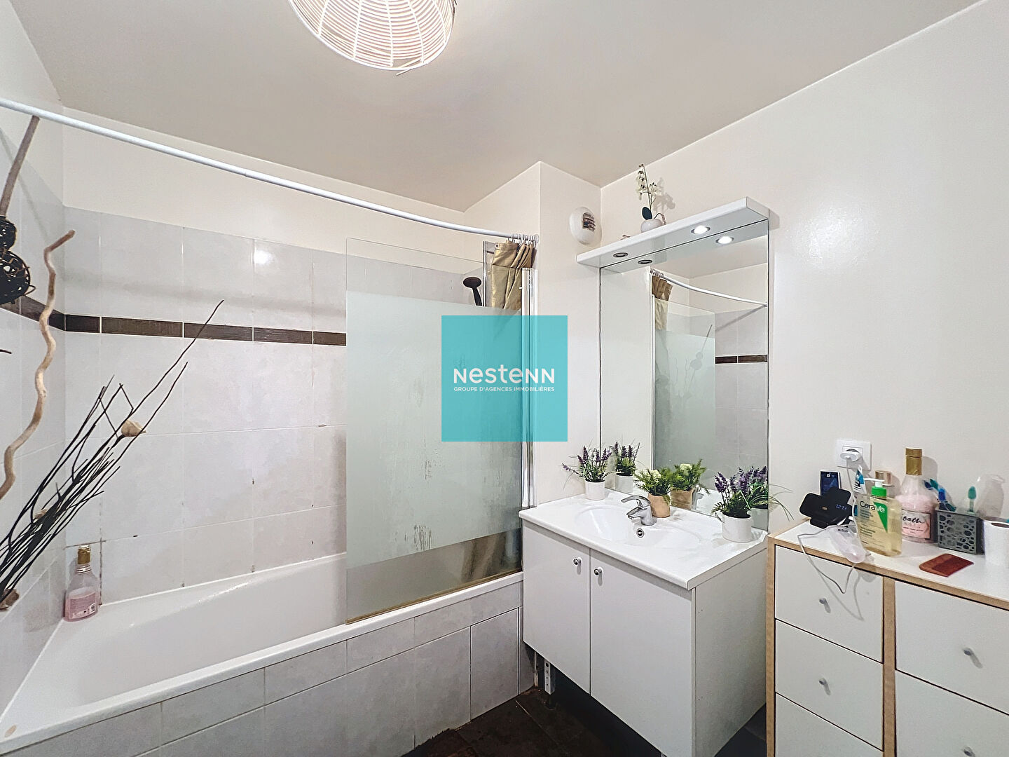 À vendre un appartement à Franconville de 4 pièces de 83 m² avec 3 chambres. Résidence Carré Confidence, proche de toutes commodités (écoles, commerces, gare, axes autoroutiers A15/A115). avec deux terrasses et un jardin et une place de parking en sous-so