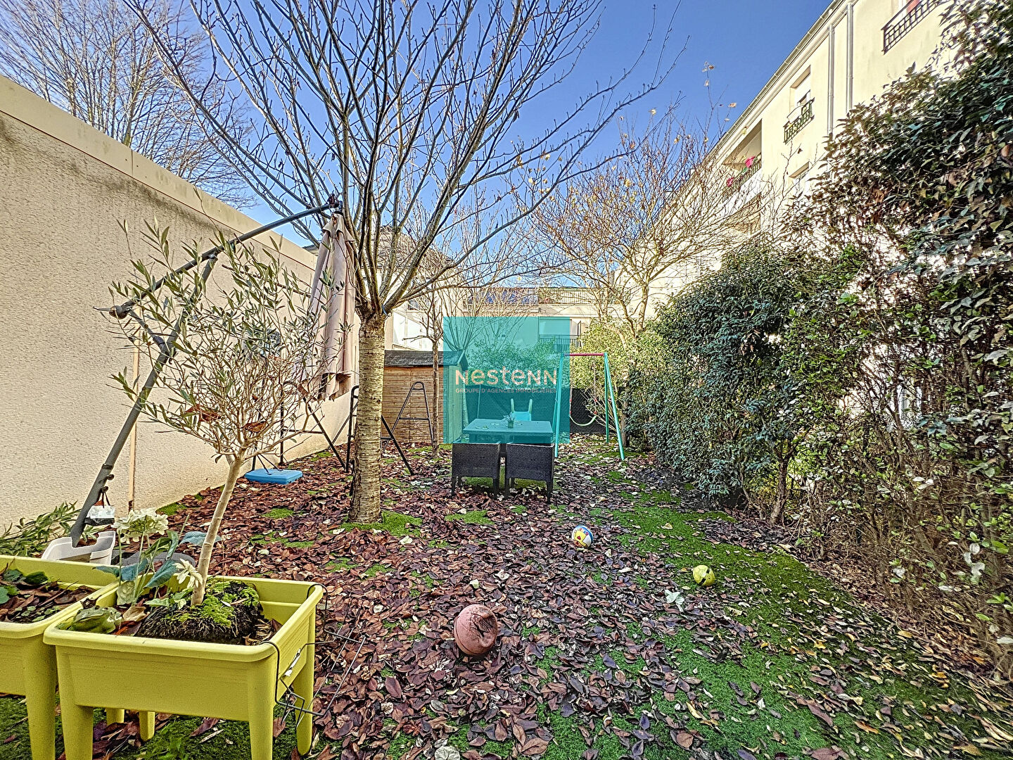 À vendre un appartement à Franconville de 4 pièces de 83 m² avec 3 chambres. Résidence Carré Confidence, proche de toutes commodités (écoles, commerces, gare, axes autoroutiers A15/A115). avec deux terrasses et un jardin et une place de parking en sous-so