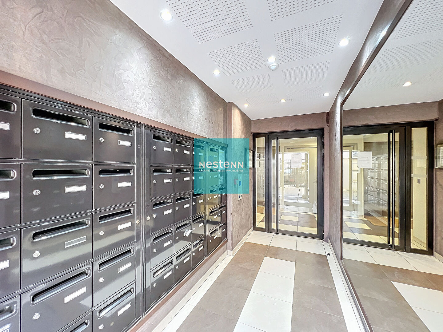 À vendre un appartement à Franconville de 4 pièces de 83 m² avec 3 chambres. Résidence Carré Confidence, proche de toutes commodités (écoles, commerces, gare, axes autoroutiers A15/A115). avec deux terrasses et un jardin et une place de parking en sous-so