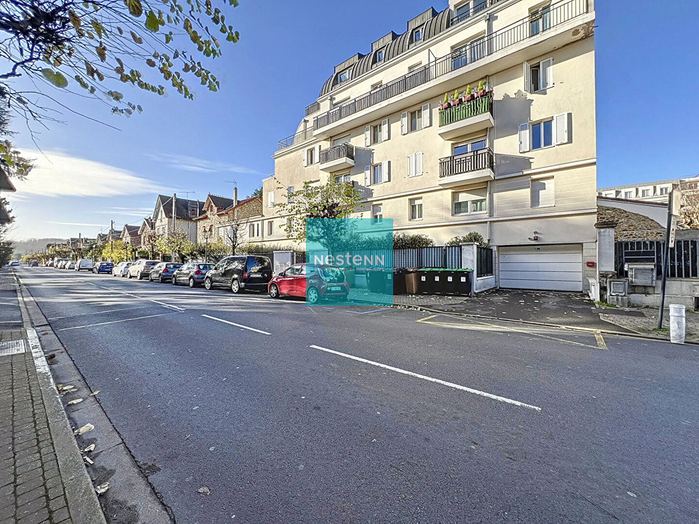 À vendre un appartement à Franconville de 4 pièces de 83 m² avec 3 chambres. Résidence Carré Confidence, proche de toutes commodités (écoles, commerces, gare, axes autoroutiers A15/A115). avec deux terrasses et un jardin et une place de parking en sous-so