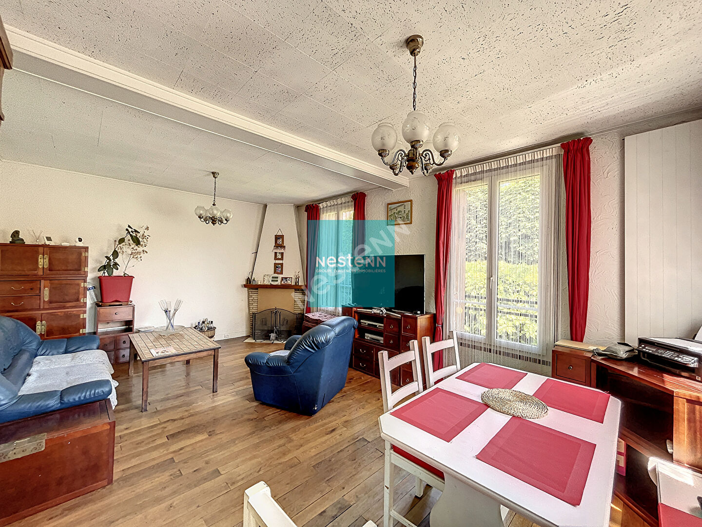 À vendre à Franconville une meulière de 6 pièces de 116m² proche de toutes commodités (écoles, commerces, gare) avec 4 chambres et stationnement.