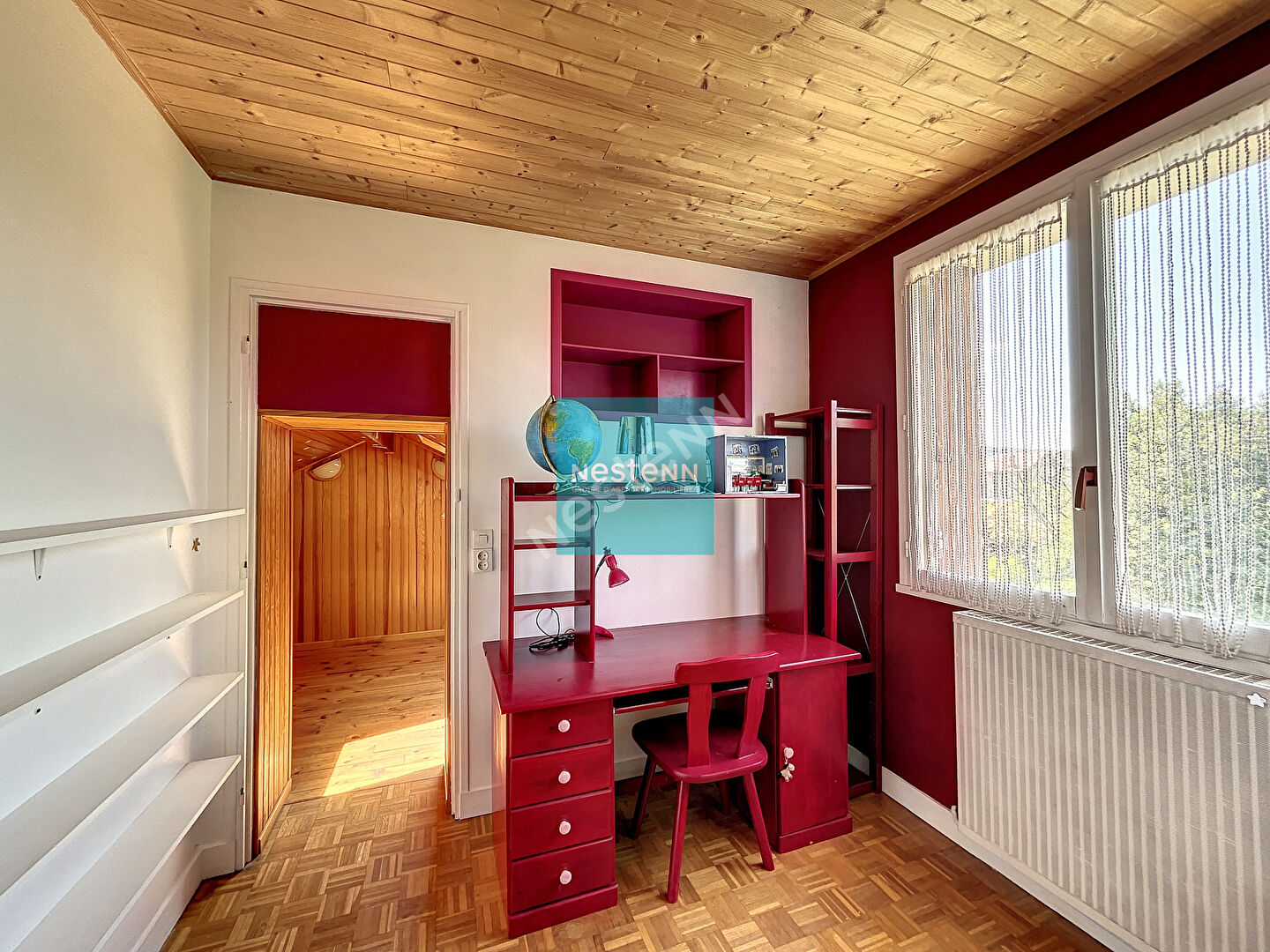 À vendre à Franconville une meulière de 6 pièces de 116m² proche de toutes commodités (écoles, commerces, gare) avec 4 chambres et stationnement.
