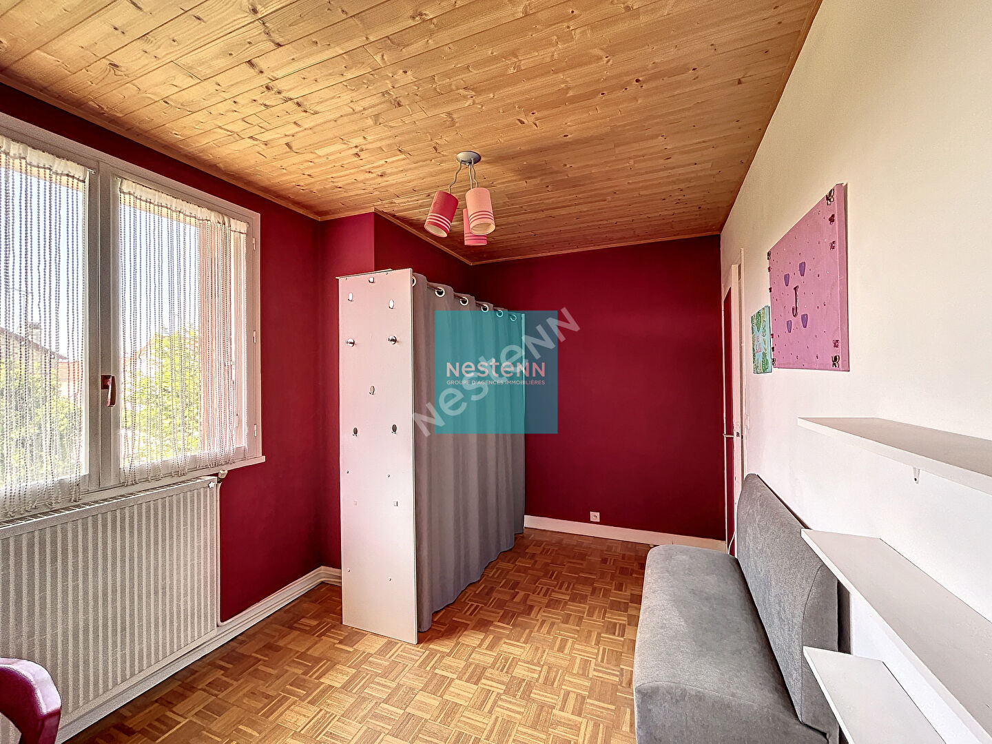 À vendre à Franconville une meulière de 6 pièces de 116m² proche de toutes commodités (écoles, commerces, gare) avec 4 chambres et stationnement.