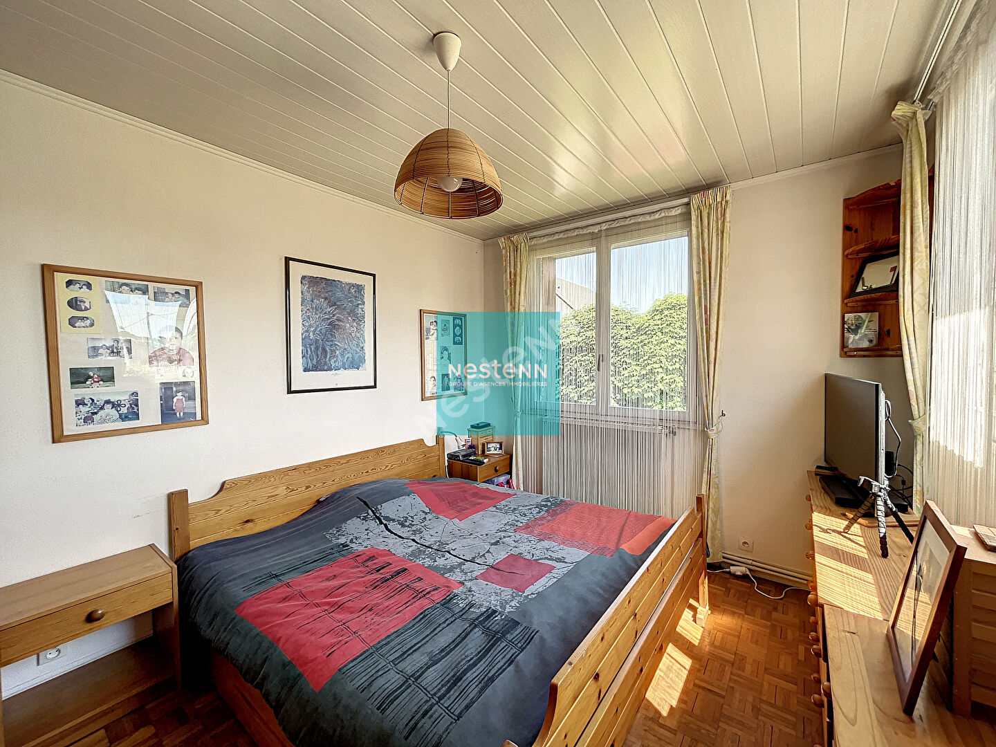 À vendre à Franconville une meulière de 6 pièces de 116m² proche de toutes commodités (écoles, commerces, gare) avec 4 chambres et stationnement.