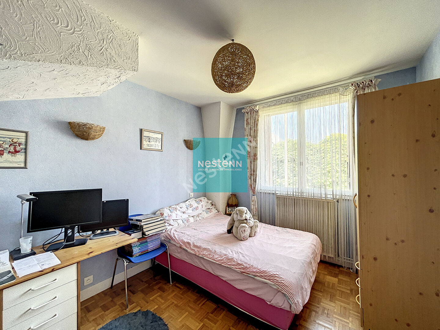 À vendre à Franconville une meulière de 6 pièces de 116m² proche de toutes commodités (écoles, commerces, gare) avec 4 chambres et stationnement.