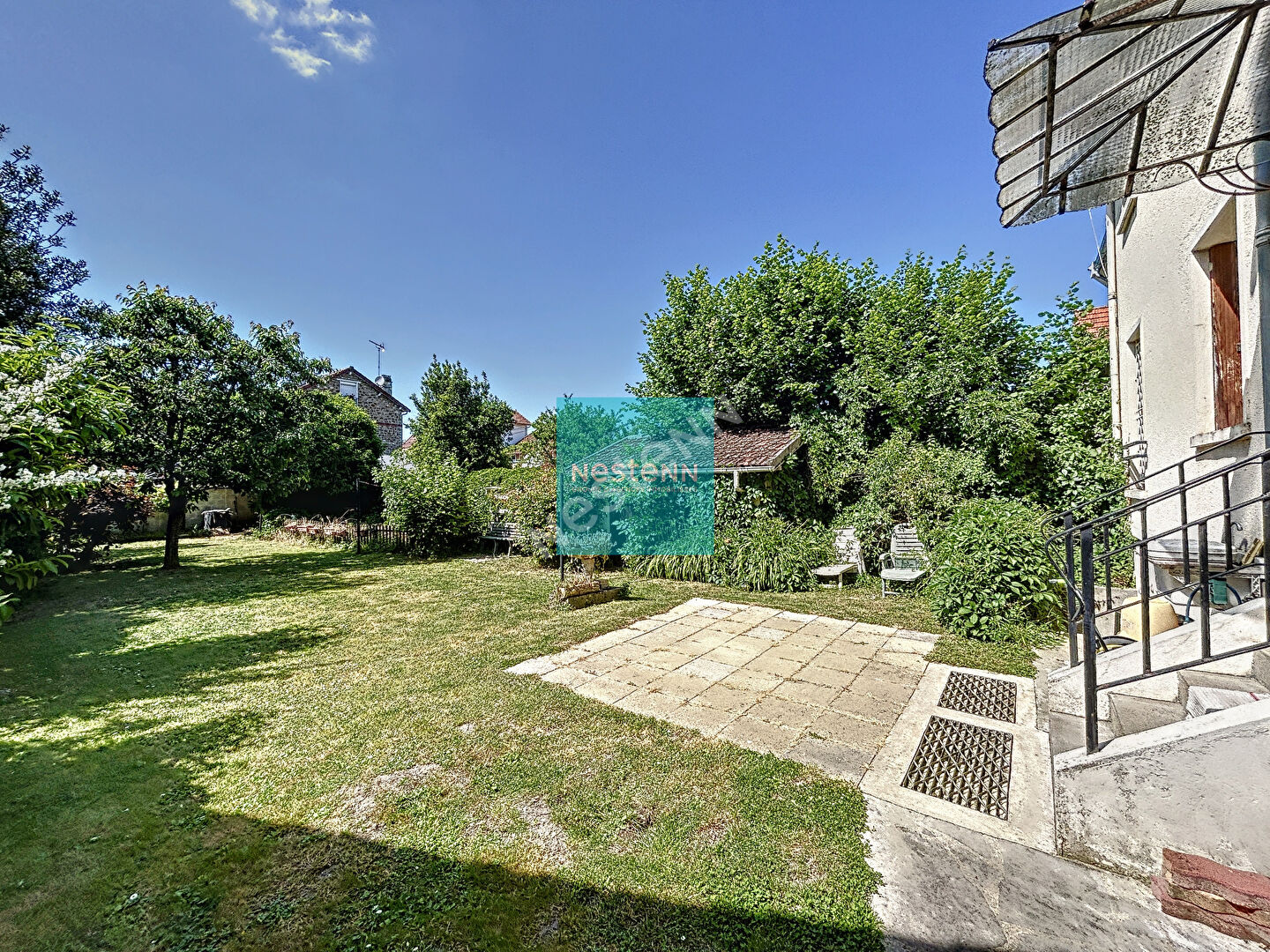 À vendre à Franconville une meulière de 6 pièces de 116m² proche de toutes commodités (écoles, commerces, gare) avec 4 chambres et stationnement.