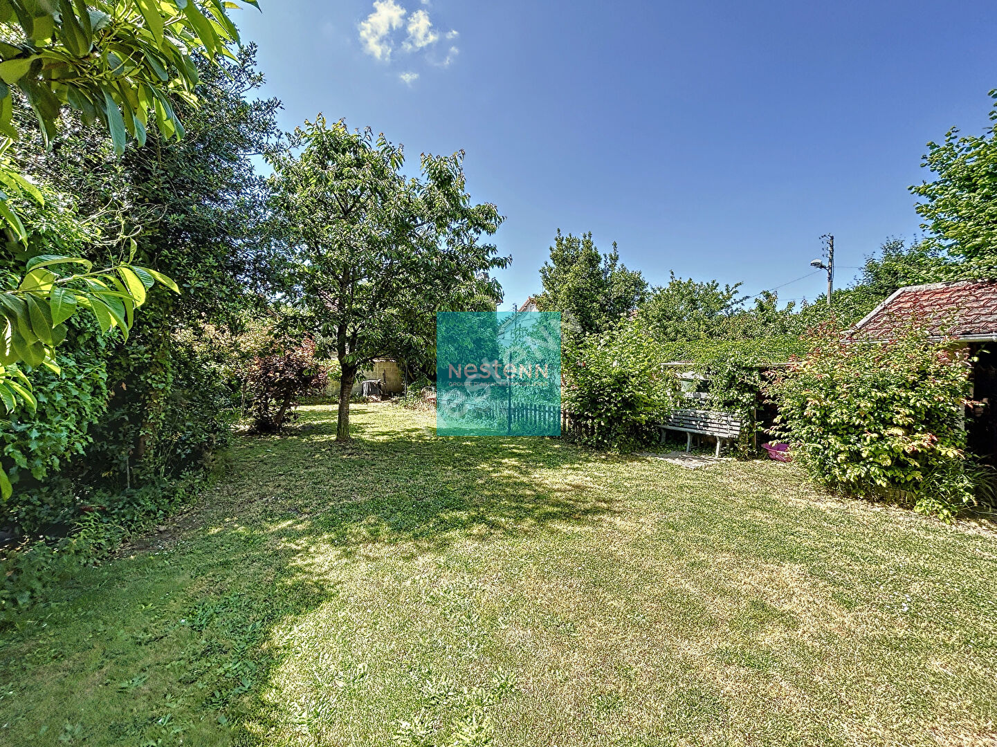 À vendre à Franconville une meulière de 6 pièces de 116m² proche de toutes commodités (écoles, commerces, gare) avec 4 chambres et stationnement.