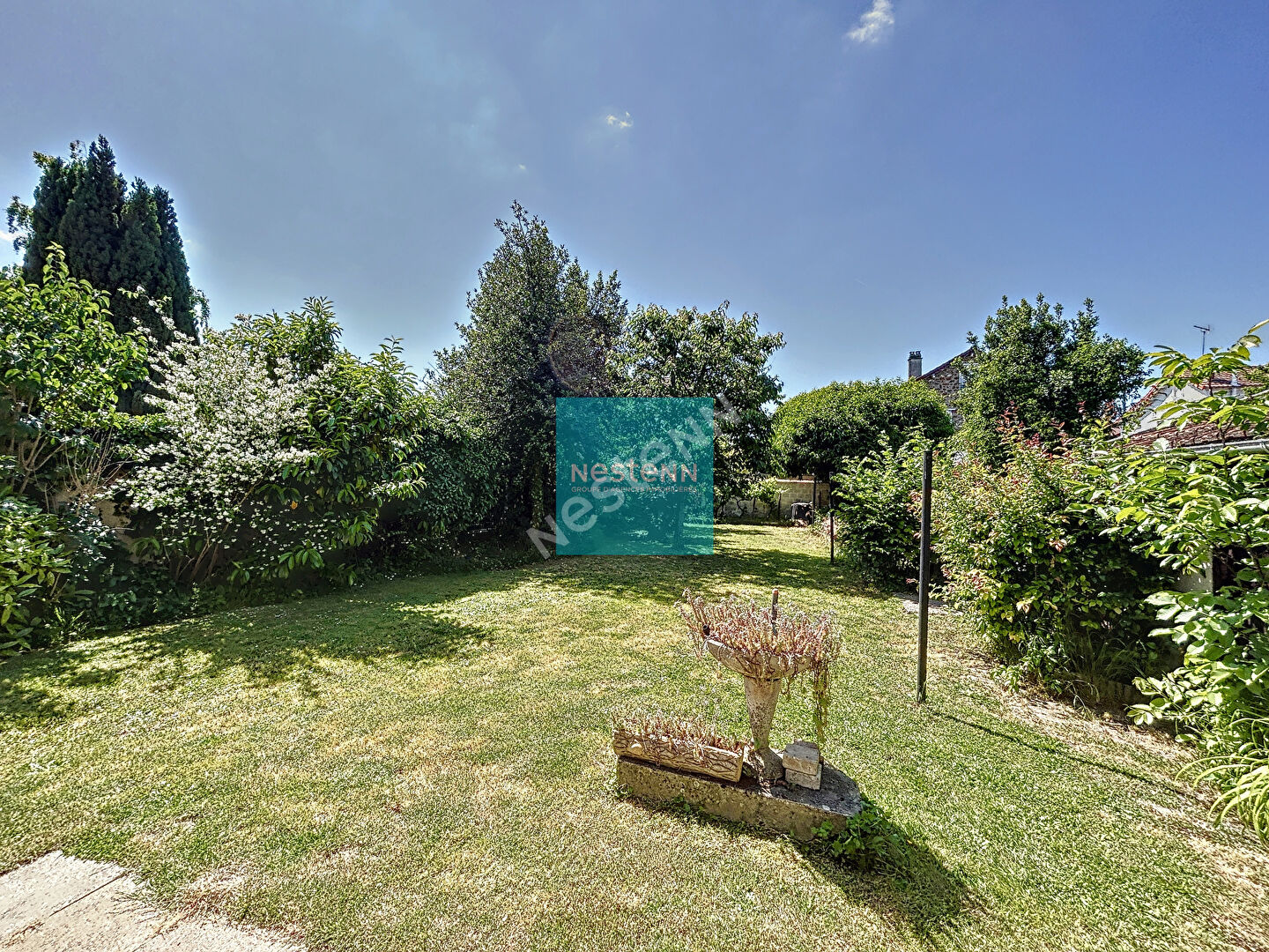 À vendre à Franconville une meulière de 6 pièces de 116m² proche de toutes commodités (écoles, commerces, gare) avec 4 chambres et stationnement.