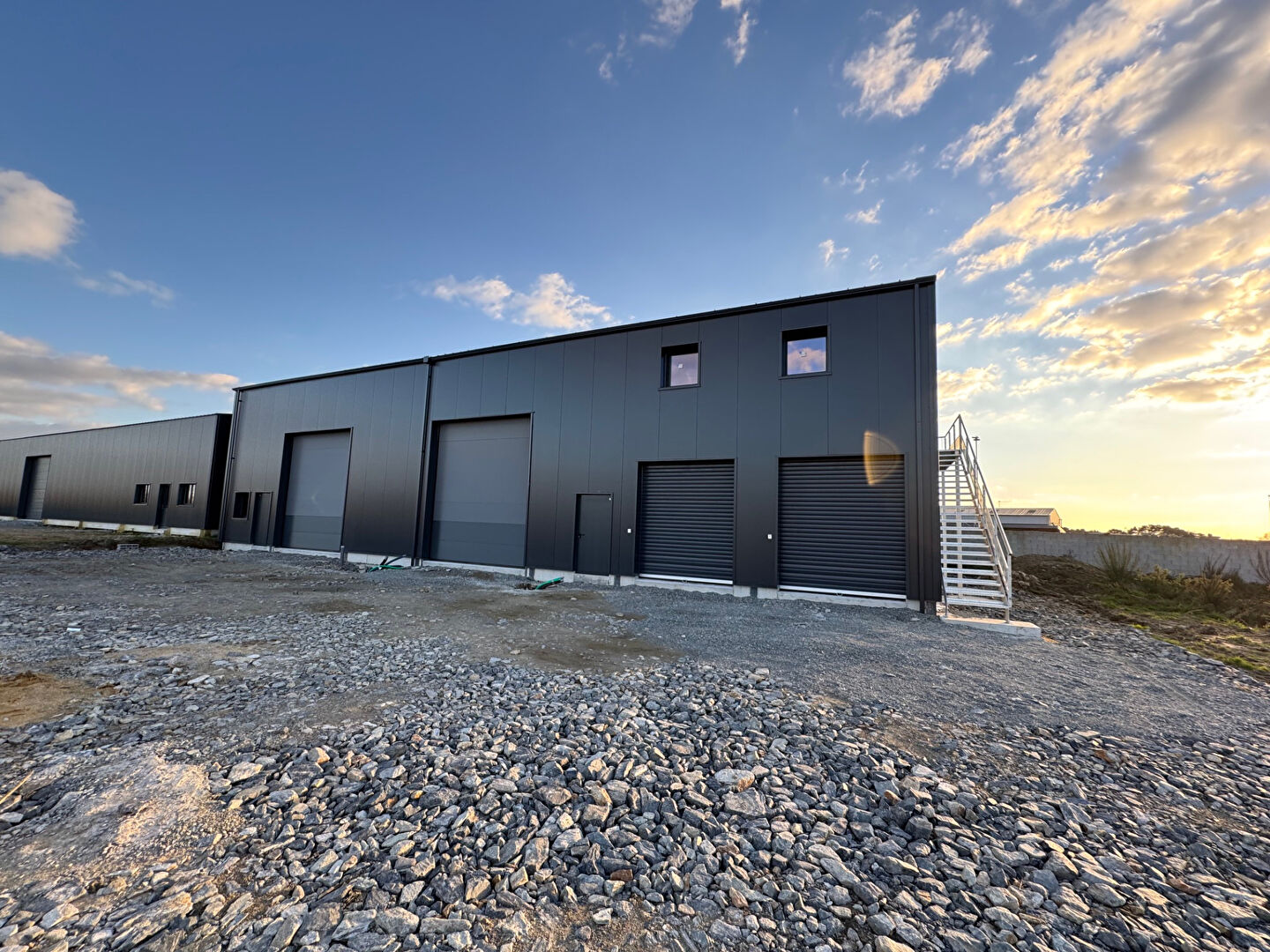 DAMGAN, ZA de la lande, superbe local d'activité de 133 m² au sol à louer