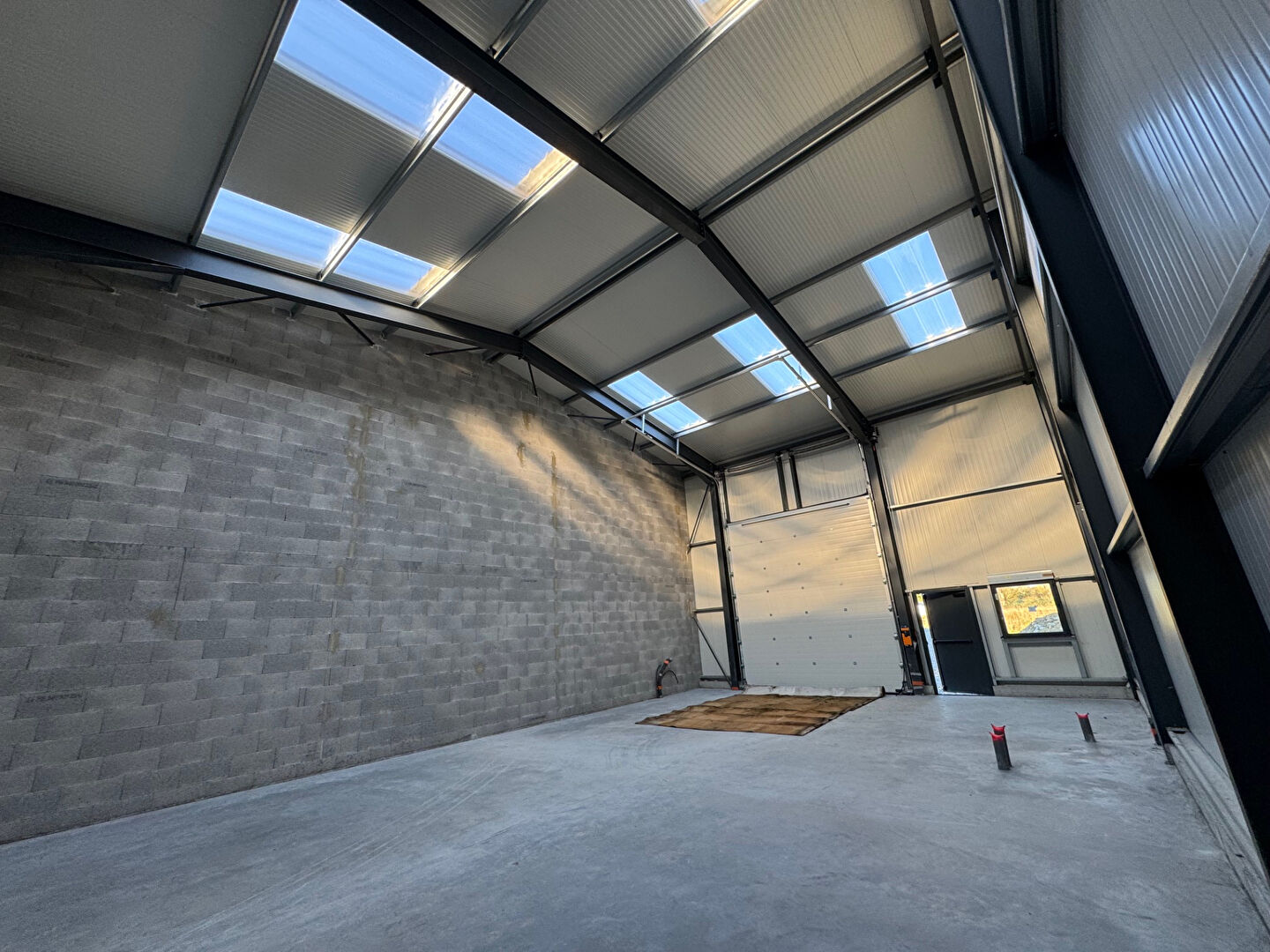 DAMGAN, ZA de la lande, superbe local d'activité de 133 m² au sol à louer