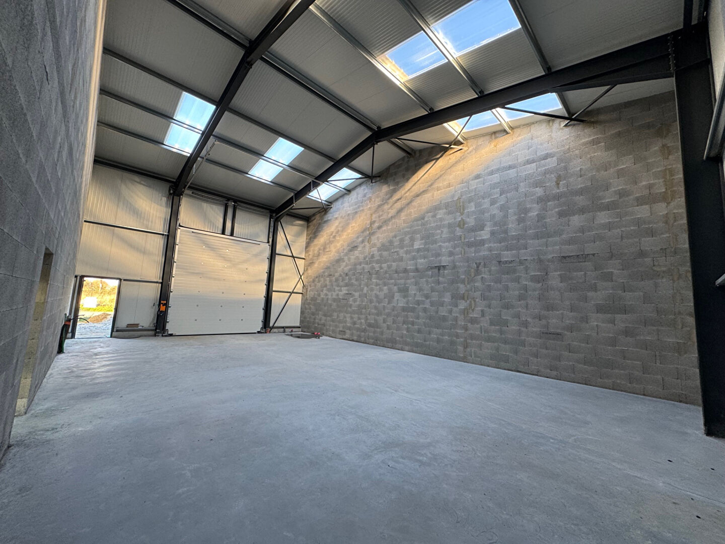 DAMGAN, ZA de la lande, superbe local d'activité de 133 m² au sol à louer