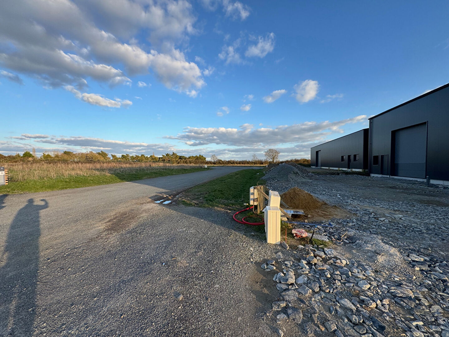 DAMGAN, ZA de la lande, superbe local d'activité de 133 m² au sol à louer