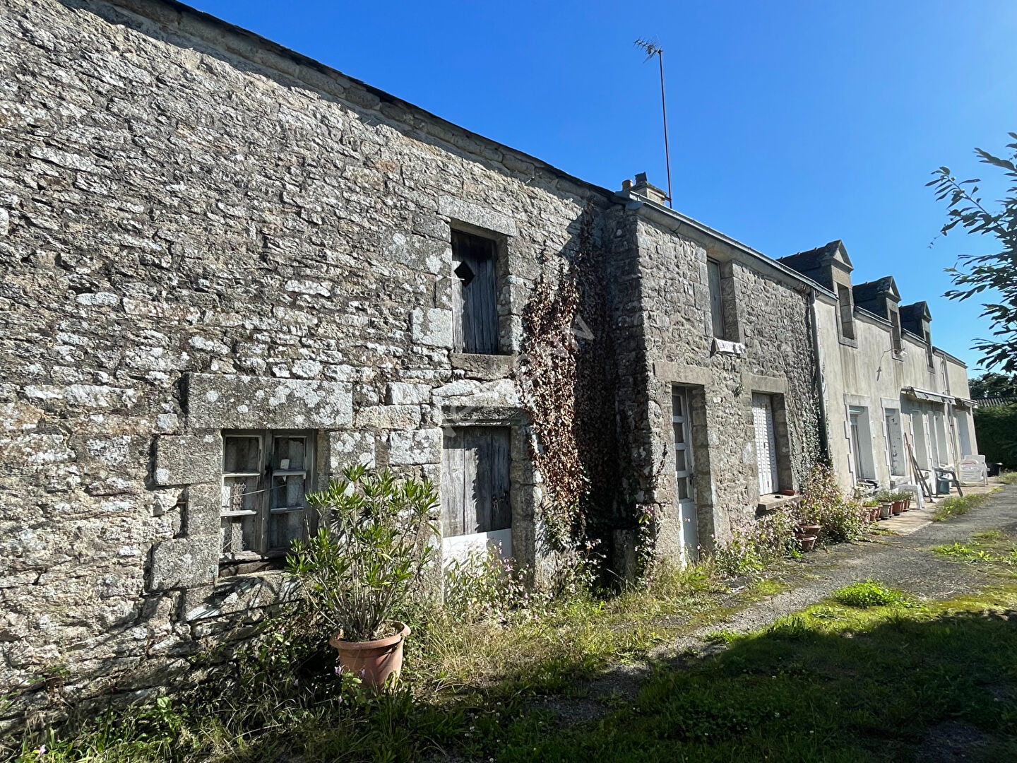 Corps de ferme avec 1.6 hectares de terrain à Limerzel
