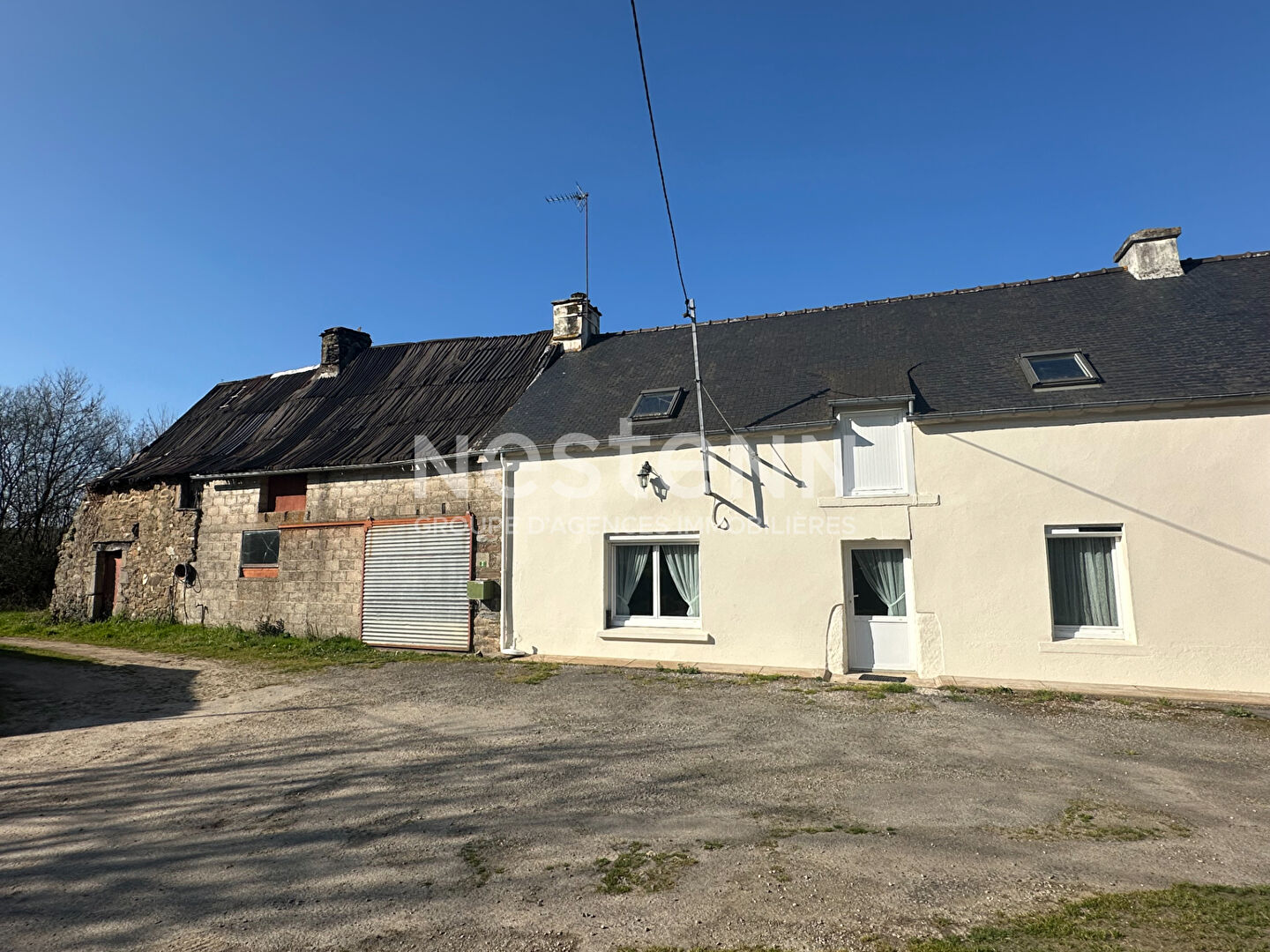 Longère en pierre avec dépendances avec 1200 m² de terrain à Bohal