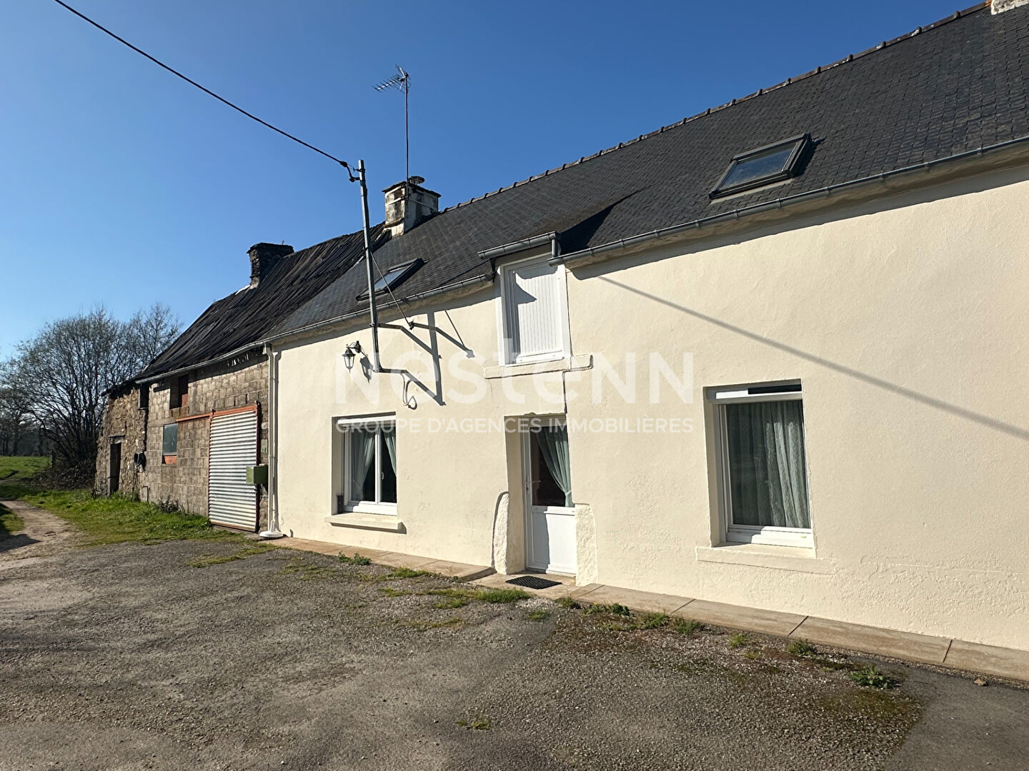 Longère en pierre avec dépendances avec 1200 m² de terrain à Bohal