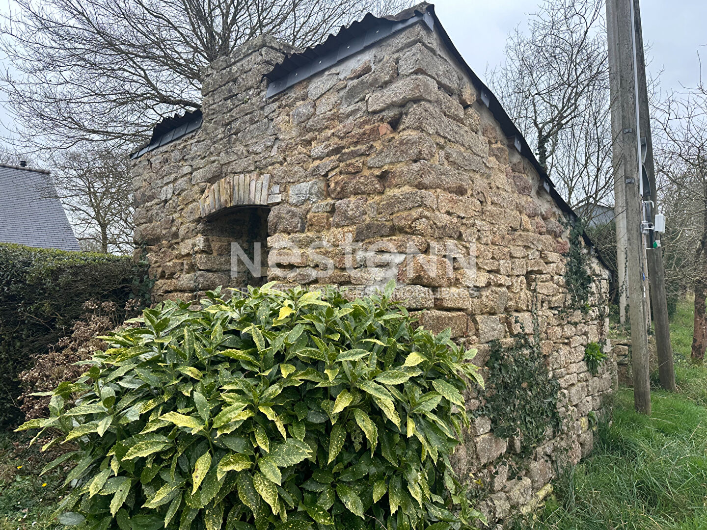 Longère en pierre avec dépendances avec 1200 m² de terrain à Bohal