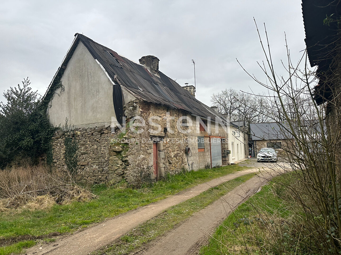 Longère en pierre avec dépendances avec 1200 m² de terrain à Bohal
