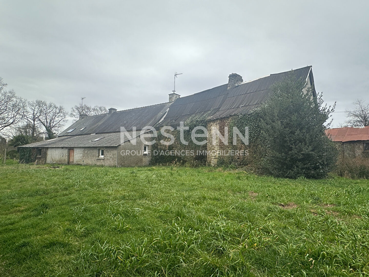 Longère en pierre avec dépendances avec 1200 m² de terrain à Bohal