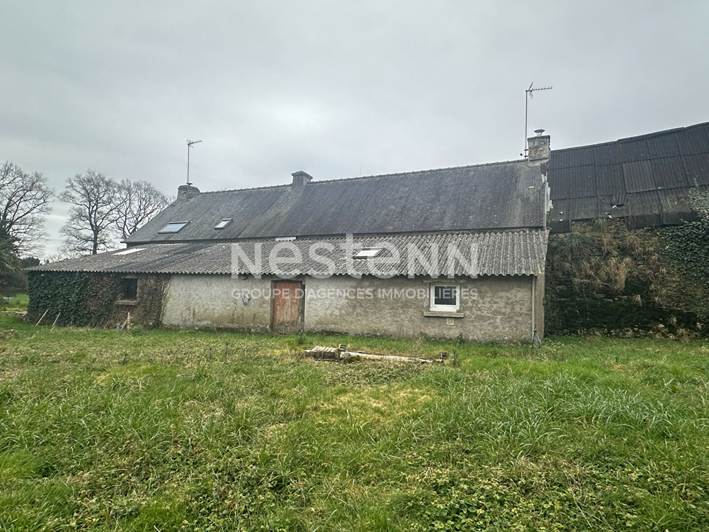 Longère en pierre avec dépendances avec 1200 m² de terrain à Bohal