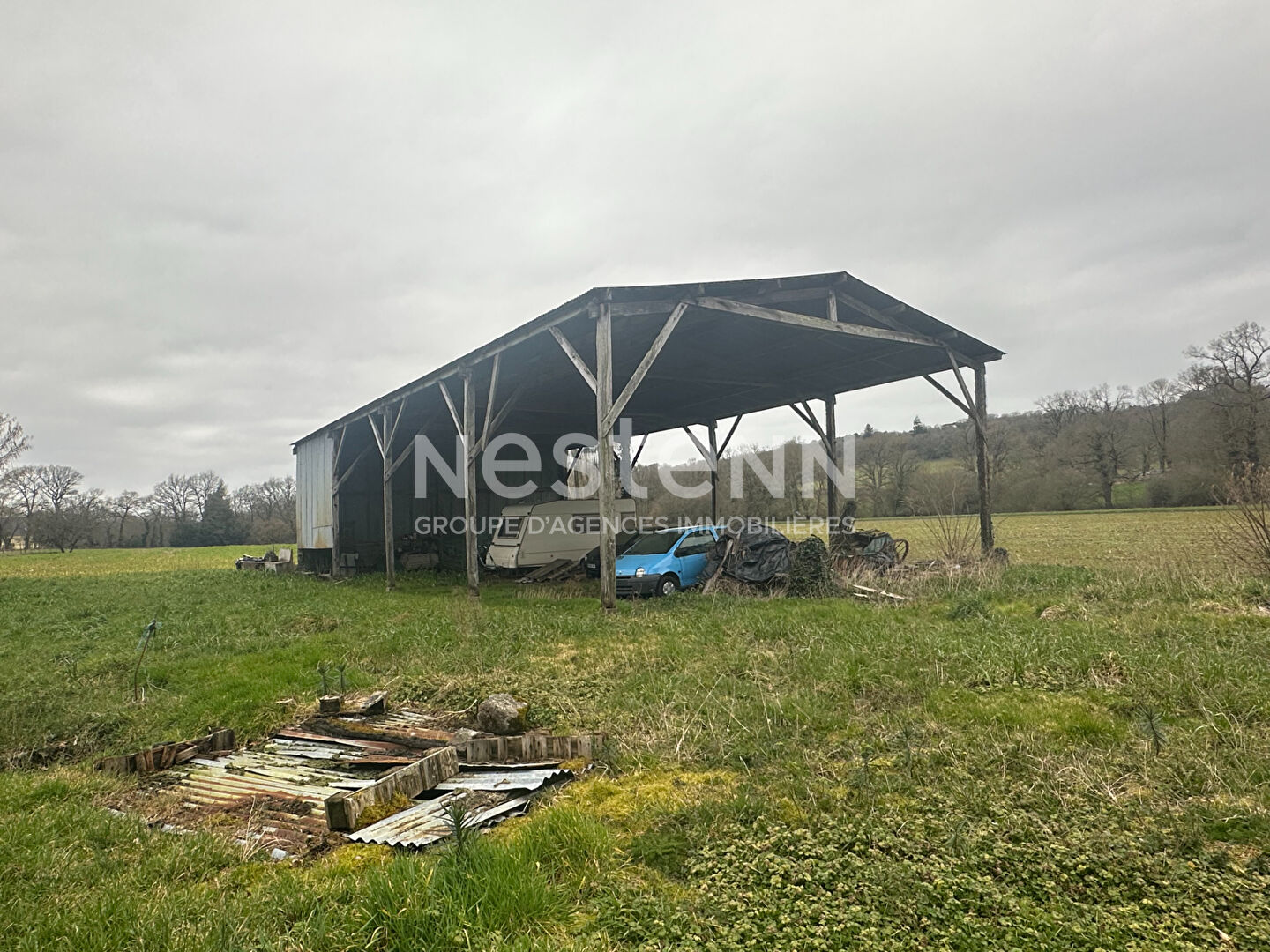 Longère en pierre avec dépendances avec 1200 m² de terrain à Bohal