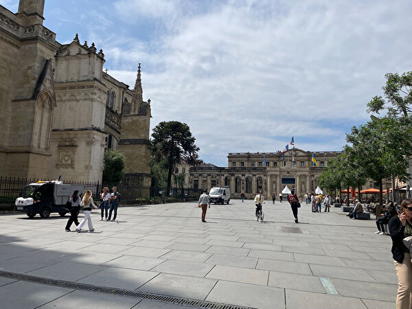 Vente par agence immobiliere à Bordeaux (33000)