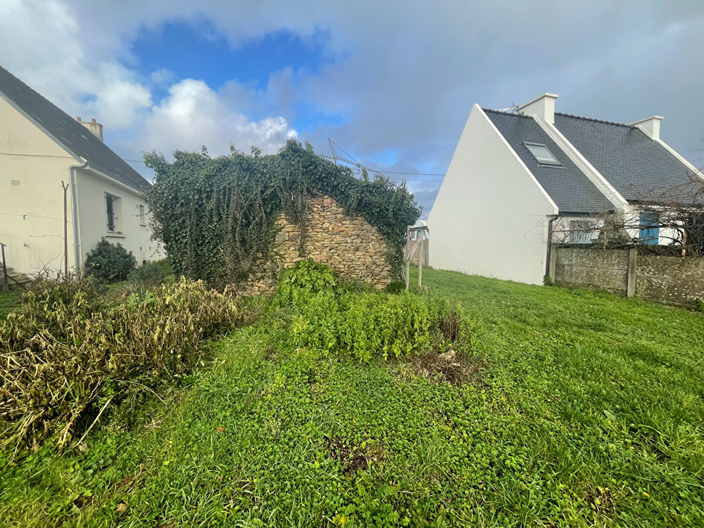 Terrain constructible dans le bourg de LE TOUR DU PARC