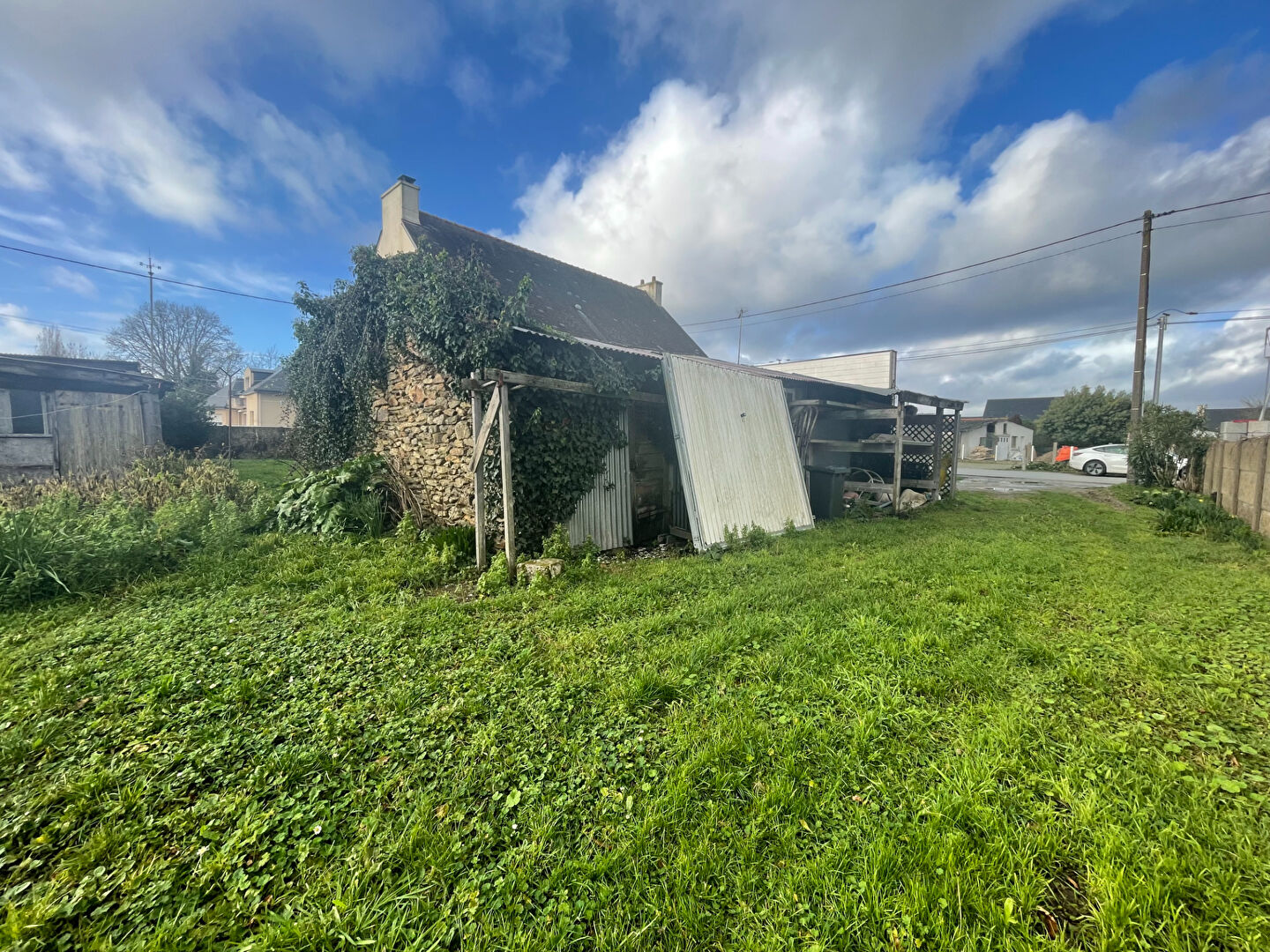 Terrain constructible dans le bourg de LE TOUR DU PARC