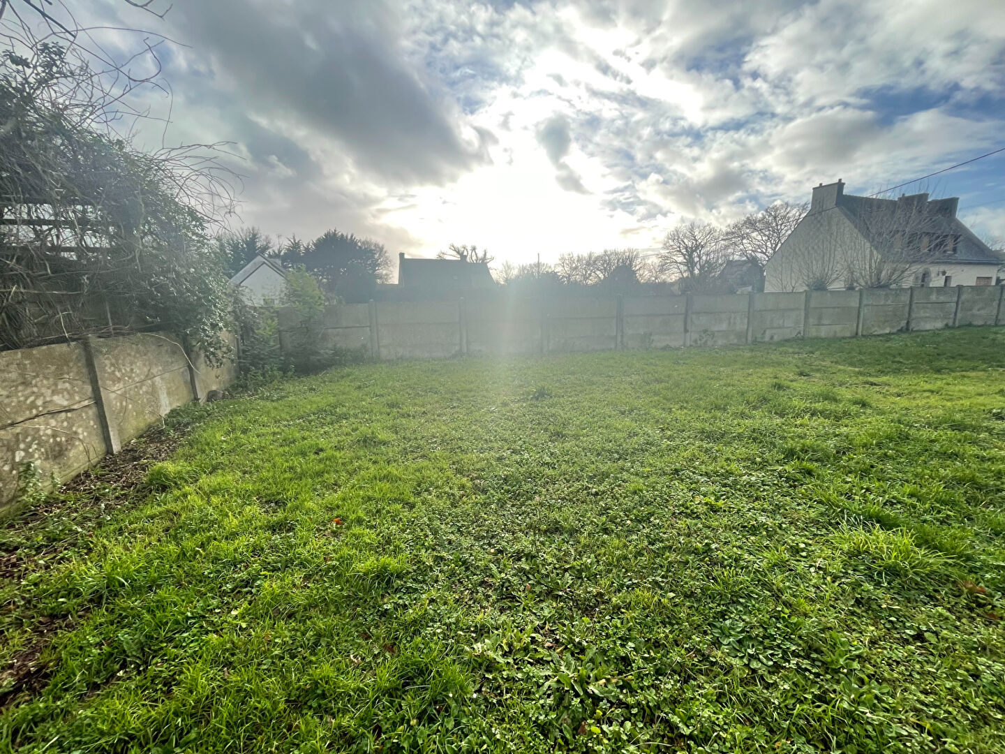 Terrain constructible dans le bourg de LE TOUR DU PARC