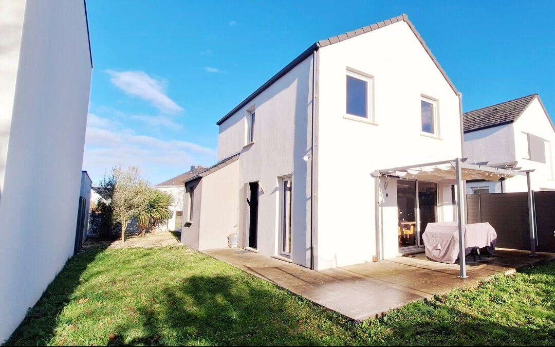 Maison familiale récente, en parfait état, non mitoyenne, 4 chambres, jardin avec terrasse