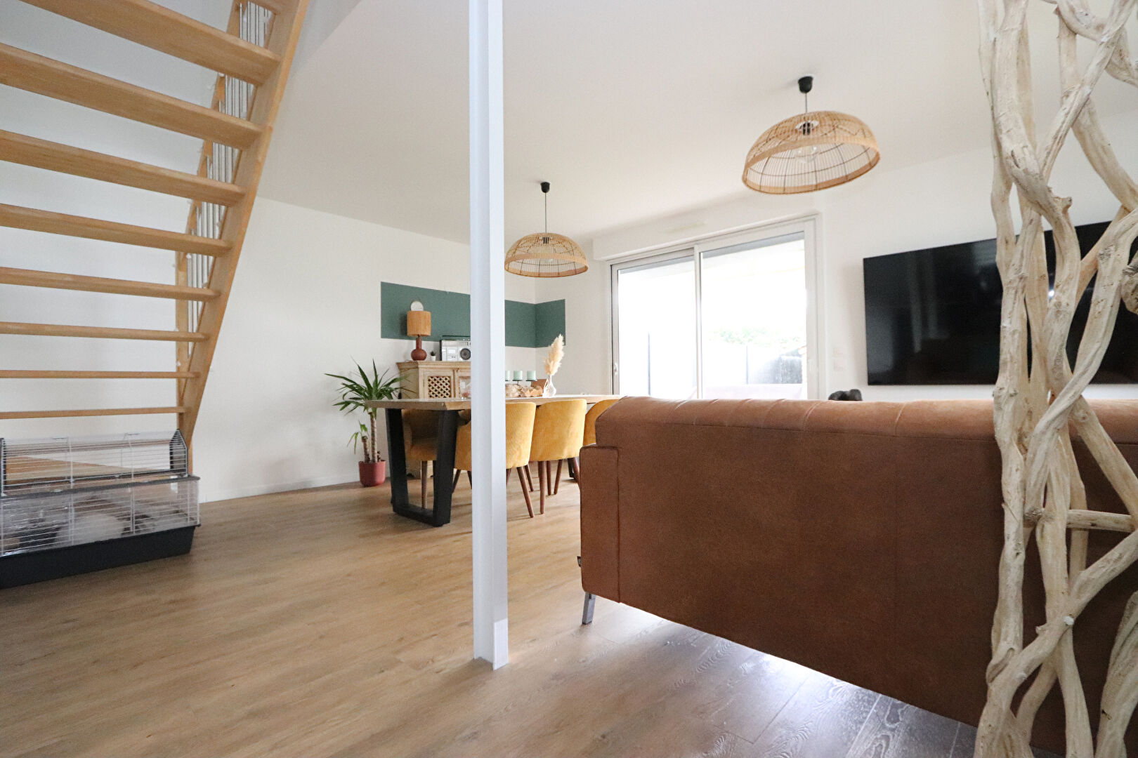 Maison familiale récente, en parfait état, non mitoyenne, 4 chambres, jardin avec terrasse