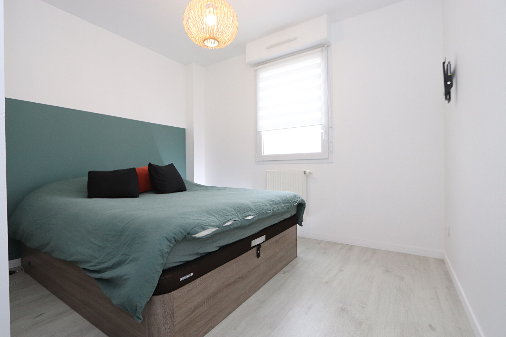 Maison familiale récente, en parfait état, non mitoyenne, 4 chambres, jardin avec terrasse