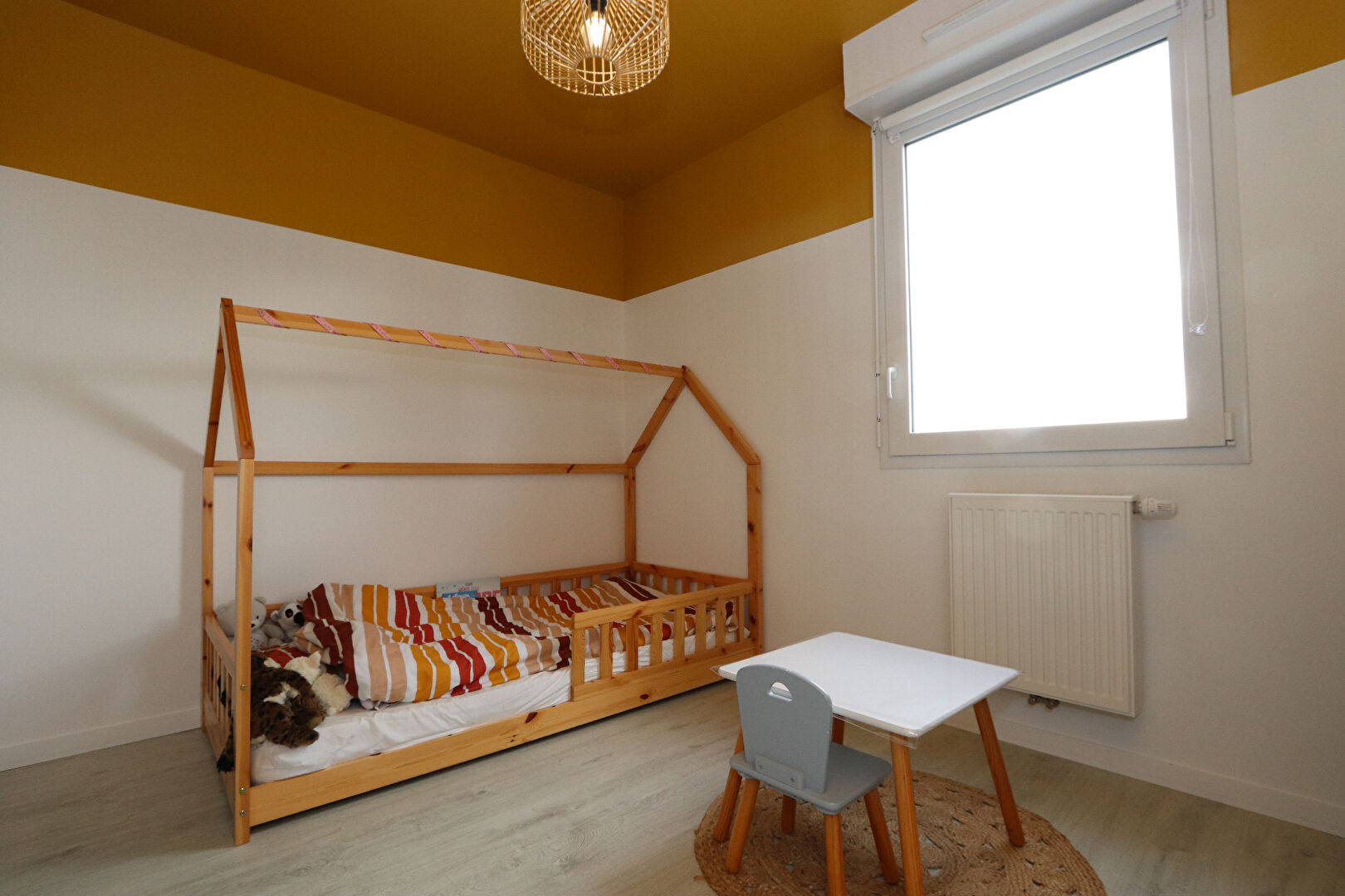 Maison familiale récente, en parfait état, non mitoyenne, 4 chambres, jardin avec terrasse