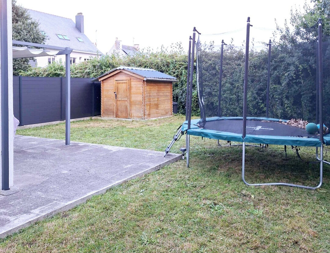 Maison familiale récente, en parfait état, non mitoyenne, 4 chambres, jardin avec terrasse