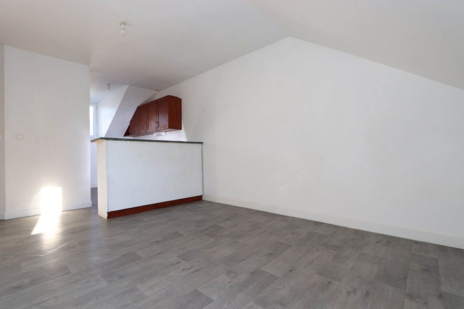 Quartier de la Mairie, au calme, un appartement T2 situé au 2ième et dernier étage