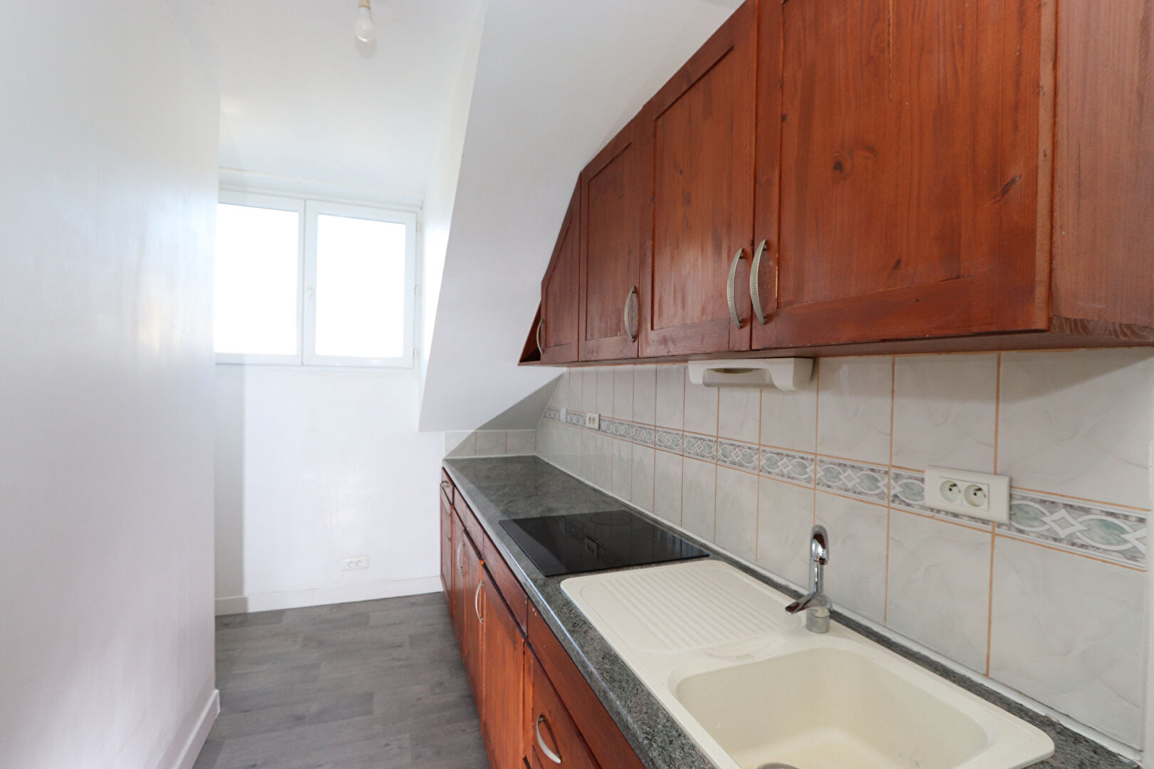 Quartier de la Mairie, au calme, un appartement T2 situé au 2ième et dernier étage