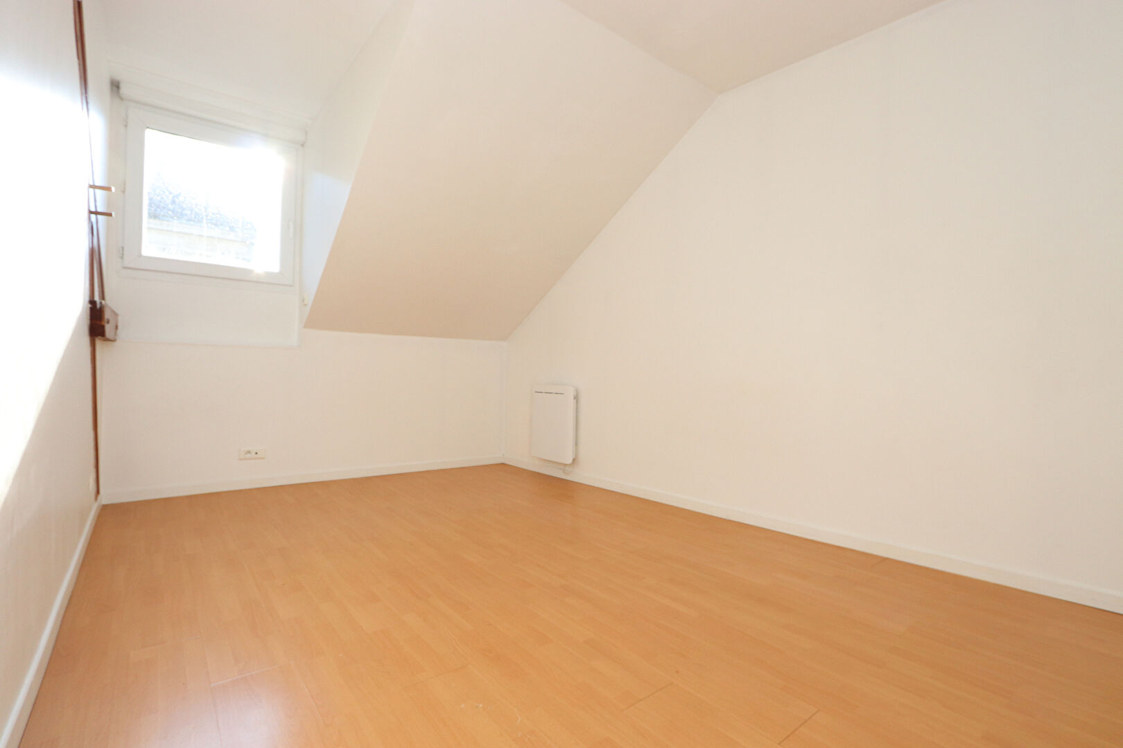 Quartier de la Mairie, au calme, un appartement T2 situé au 2ième et dernier étage