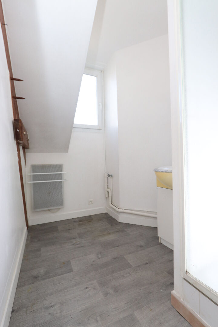 Quartier de la Mairie, au calme, un appartement T2 situé au 2ième et dernier étage