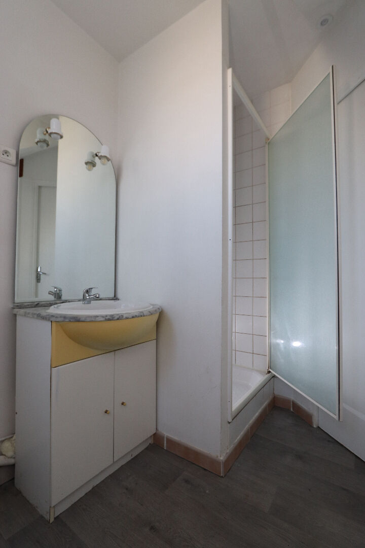 Quartier de la Mairie, au calme, un appartement T2 situé au 2ième et dernier étage
