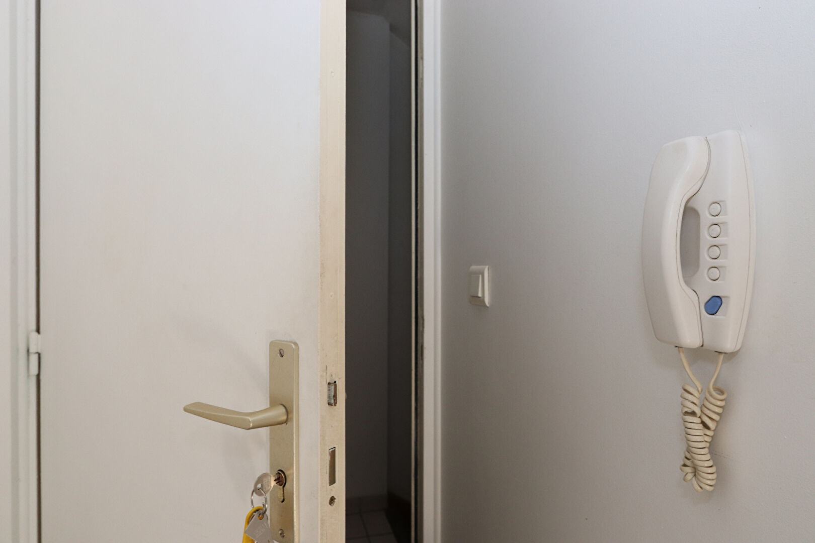 Quartier de la Mairie, au calme, un appartement T2 situé au 2ième et dernier étage