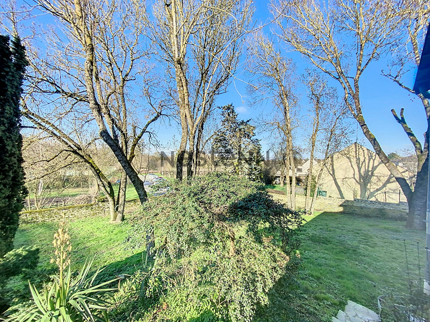 Maison sur sous-sol complet dans une rue au calme au coeur de Murs Erigné, 4 chambres et proche des commodités