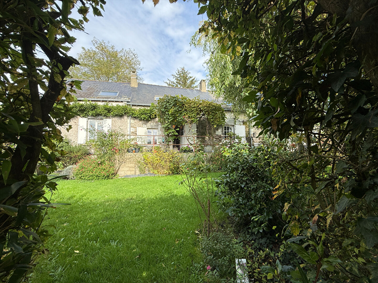 Belle longère à vendre sur les Bords de Loire dans un cadre bucolique offrant de beaux volumes et un joli jardin entièrement clos au calme