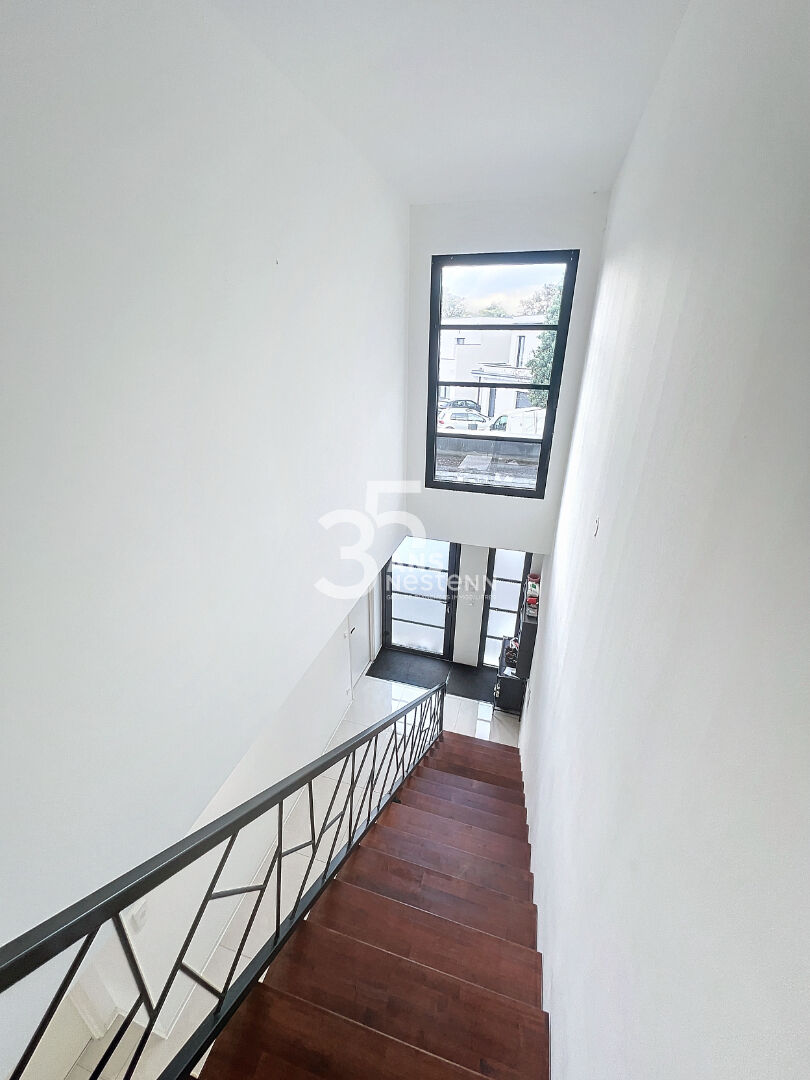 Contemporaine avec vie de plain-pied, 4 chambres, grande pièce de vie, 5min gare de Trelazé