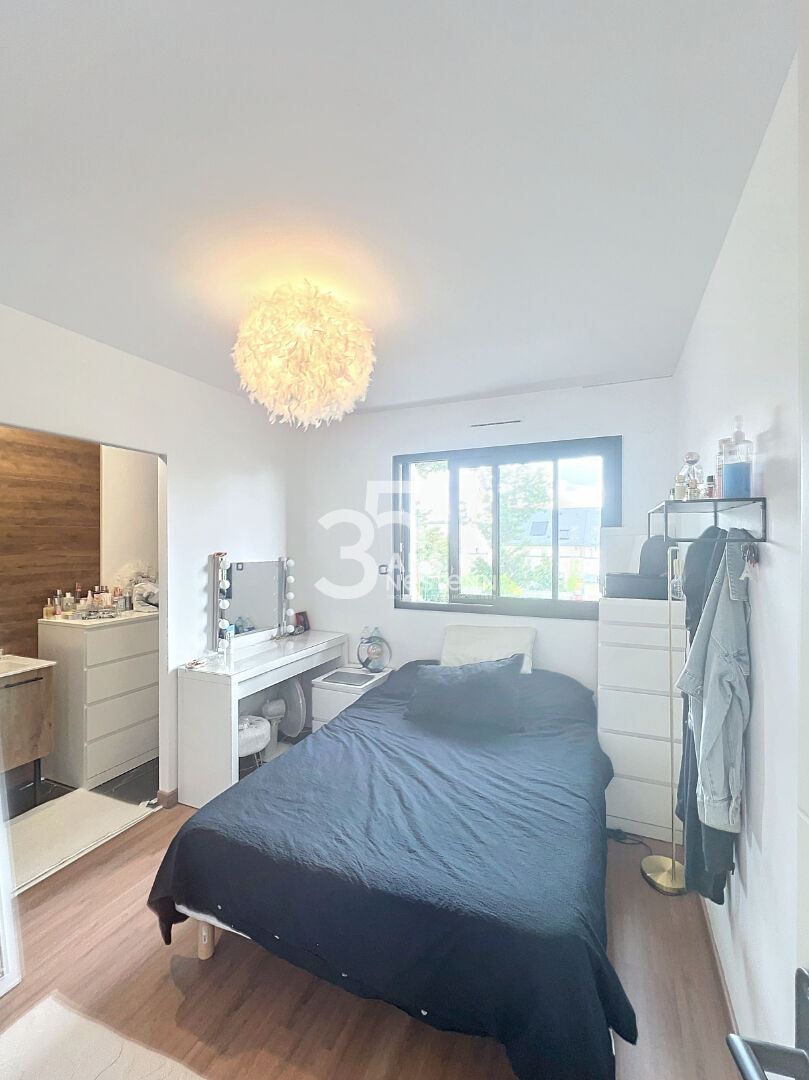Contemporaine avec vie de plain-pied, 4 chambres, grande pièce de vie, 5min gare de Trelazé