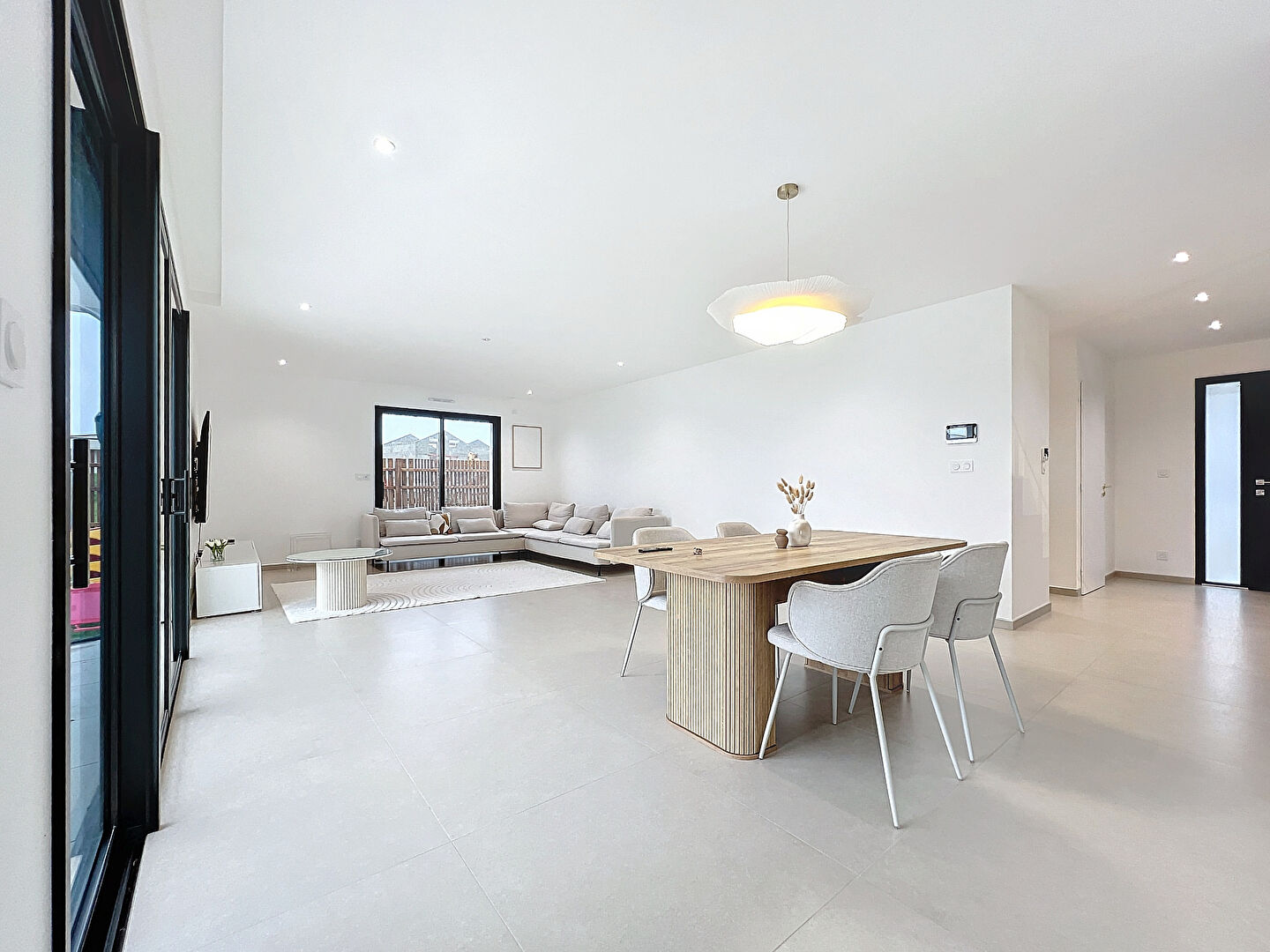 Maison à vendre à Sainte Gemmes sur Loire, au calme dans un lotissement à quelques pas du bourg et de ses commodités, vie de plain pied et jardin clos