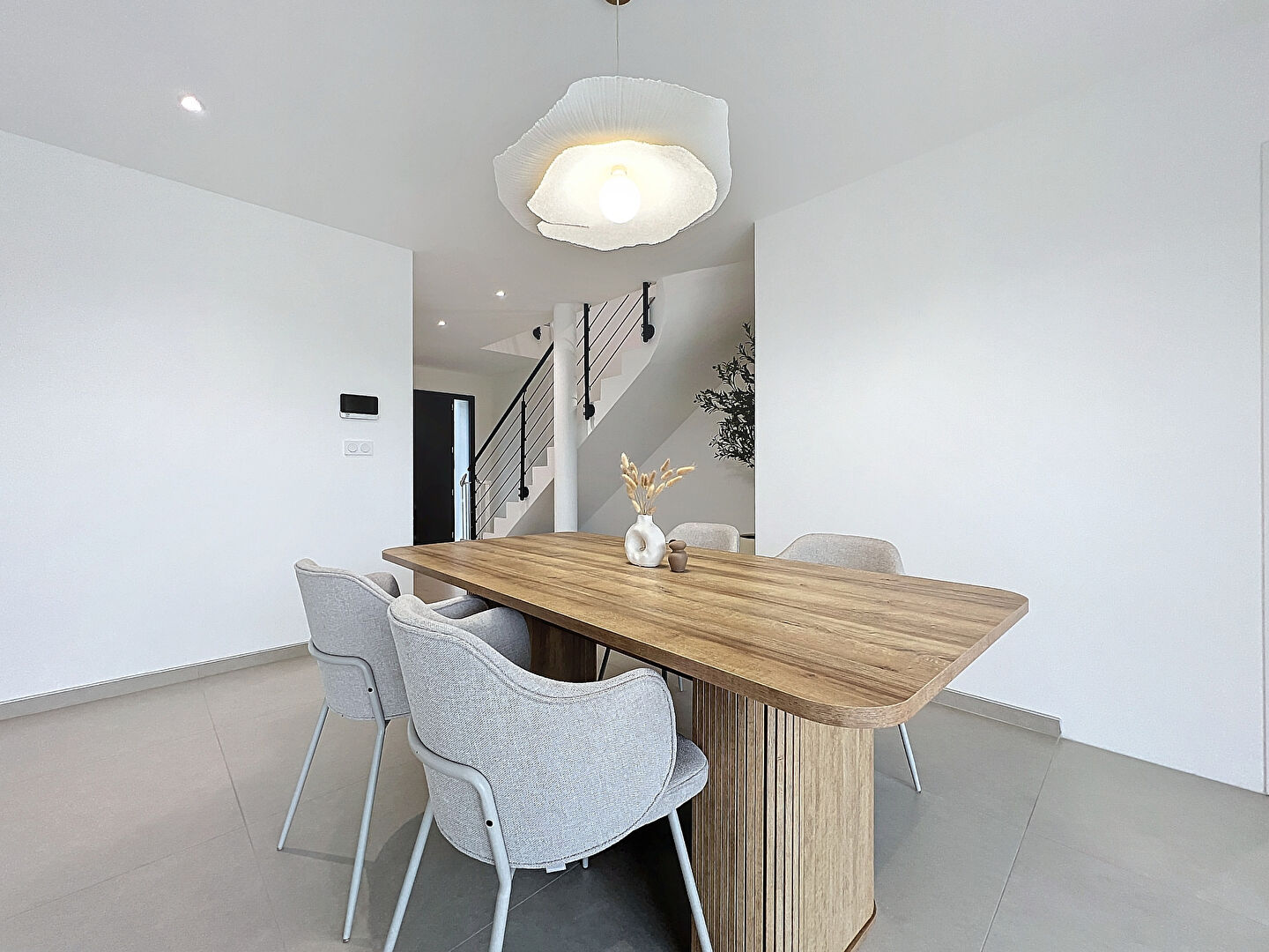 Maison à vendre à Sainte Gemmes sur Loire, au calme dans un lotissement à quelques pas du bourg et de ses commodités, vie de plain pied et jardin clos