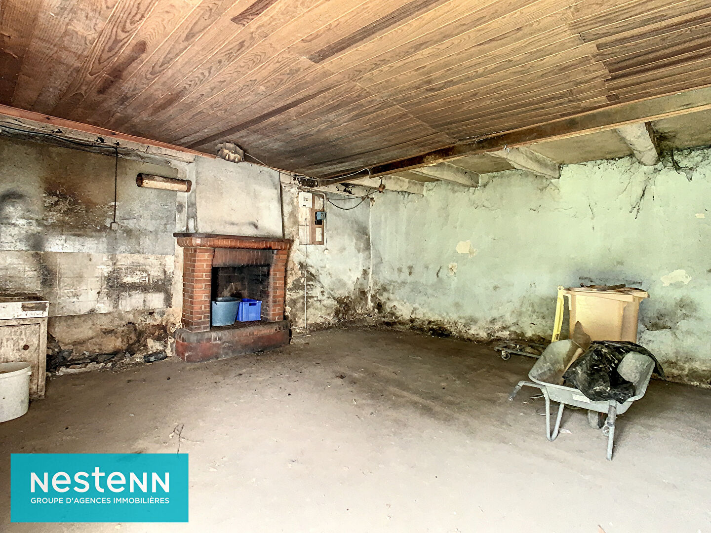 Maison en pierres à rénover intégralement, au calme, sur 1 hectare de terrain à Lanfains