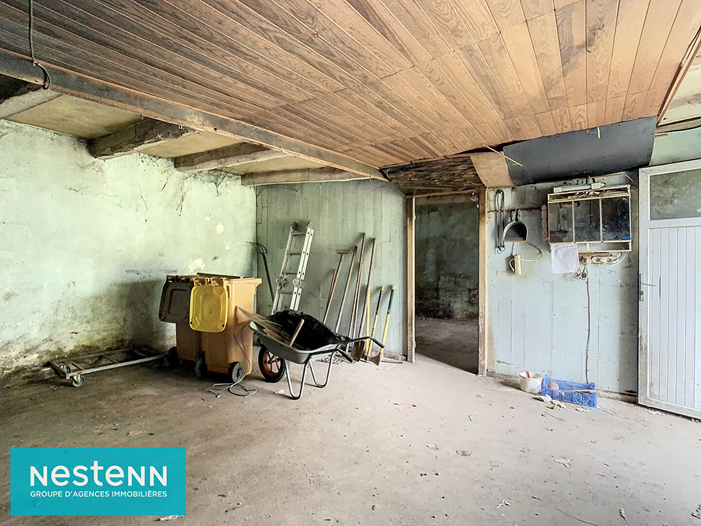 Maison en pierres à rénover intégralement, au calme, sur 1 hectare de terrain à Lanfains