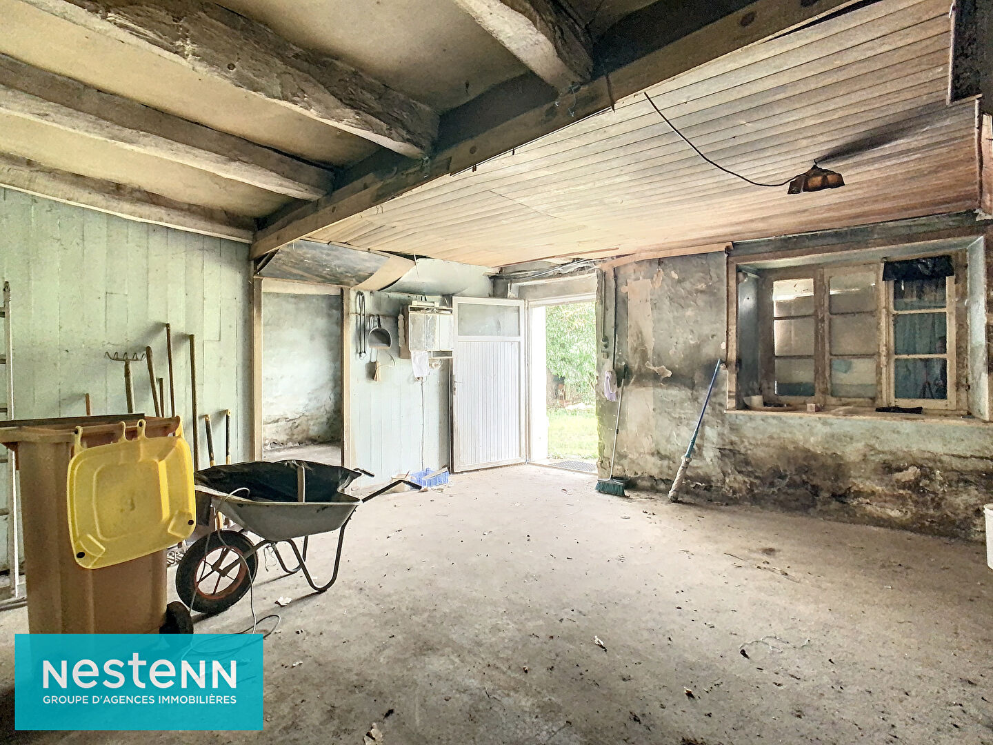 Maison en pierres à rénover intégralement, au calme, sur 1 hectare de terrain à Lanfains