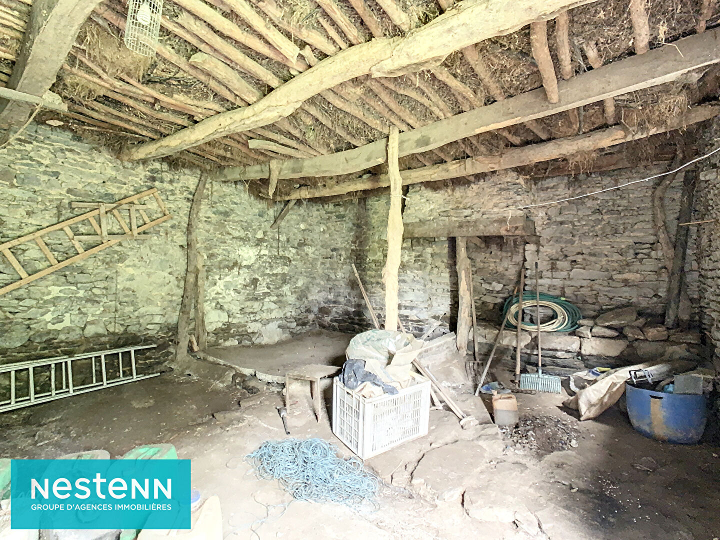 Maison en pierres à rénover intégralement, au calme, sur 1 hectare de terrain à Lanfains